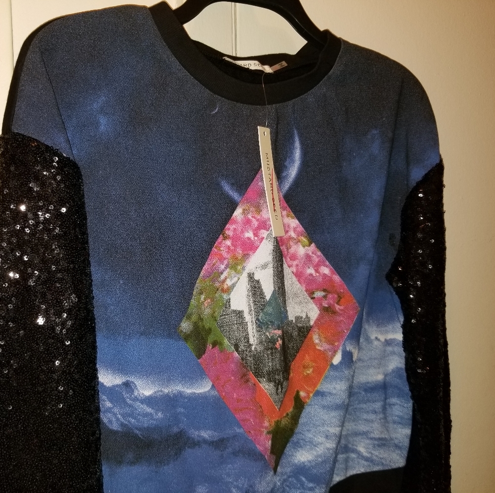Sweatshirt